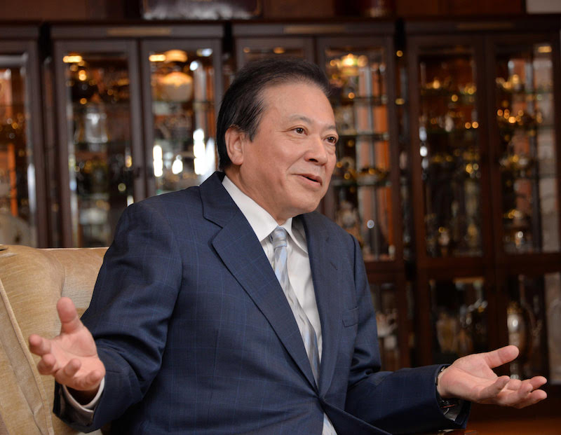 小川賢太郎（おがわ けんたろう）／ゼンショーホールディングス会長兼社長。1948年7月29日生まれ、石川県出身。都立新宿高等学校卒業。1971年、東京大学中退。1982年、横浜市にゼンショーを設立、牛丼チェーン「すき家」を展開。2000年、ココスジャパン会長（現任）。2007年、サンデーサン（現㈱ジョリーパスタ）会長（現任）。2011年、ゼンショーホールディングス会長兼社長（現任）。公職としては2012年、日本チェーンストア協会副会長に就任（現任）。2013年6月、国民生活産業・消費者団体連合会（以下、生団連）会長代行に就任、2017年1月から会長（筆者撮影）