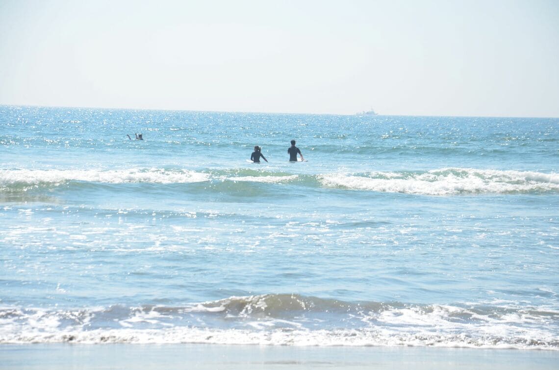 早朝からサーファーが集う福島の海（南相馬市北泉海水浴場 撮影・筆者）