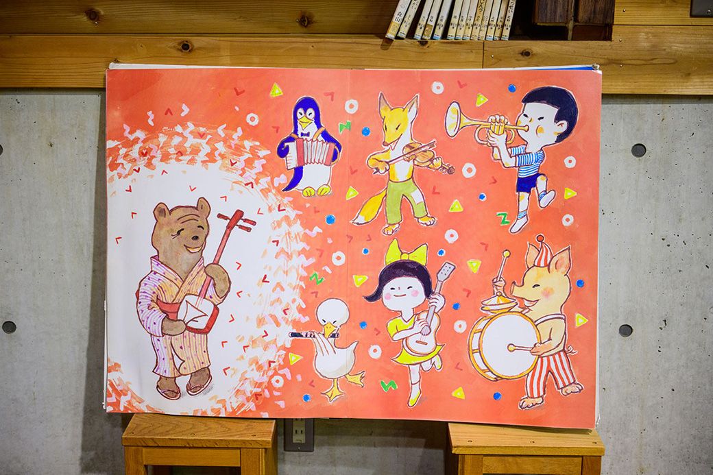 レトロ感のある非売品のジャンボ絵本（写真撮影／土屋比呂夫）