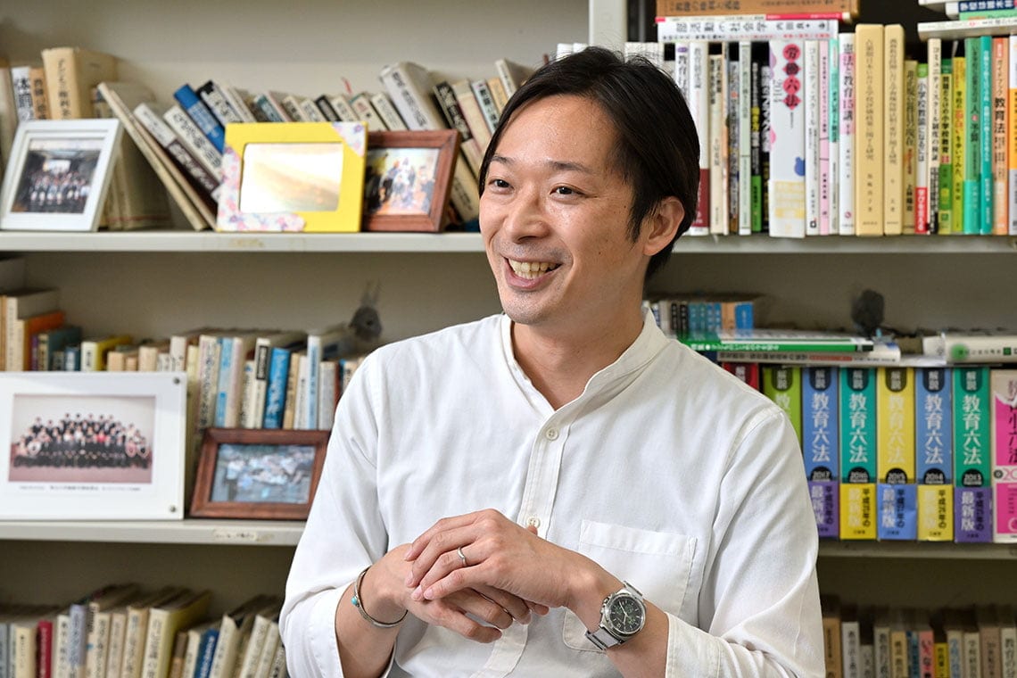 髙橋哲（たかはし・さとし）埼玉大学 教育学部 准教授日本学術振興会特別研究員、中央学院大学専任講師、コロンビア大学客員研究員（フルブライト研究員）などを経て現職。專門は教育法学。近著に『聖職と労働のあいだ ――「教員の働き方改革」への法理論』（岩波書店）。そのほか『現代米国の教員団体と教育労働法制改革――公立学校教員の労働基本権と専門職性をめぐる相克』（風間書房）、共著に『迷走する教員の働き方改革――変形労働時間制を考える』（岩波ブックレット）、共訳書にジャック・ジェニングズ『アメリカ教育改革のポリティクス――公正を求めた50年の闘い』（東京大学出版会）、分担執筆に日本教育法学会編『コンメンタール教育基本法』（学陽書房）など多数（撮影：風間仁一郎）