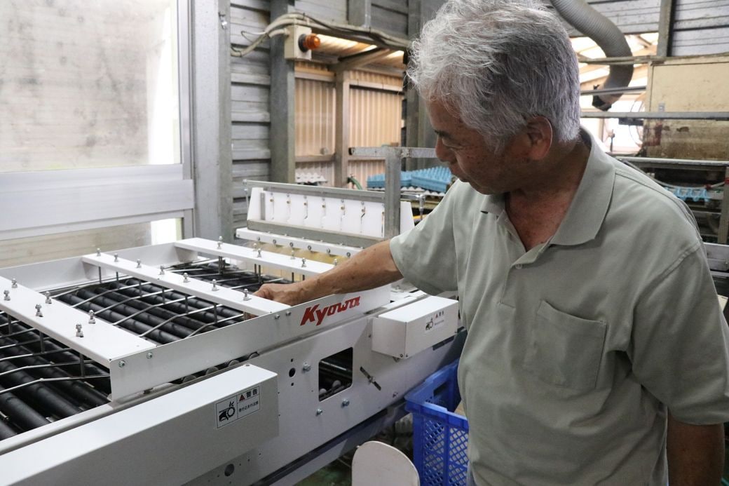 製品化のプロセスで使っている機械を説明する宮城社長（筆者撮影）