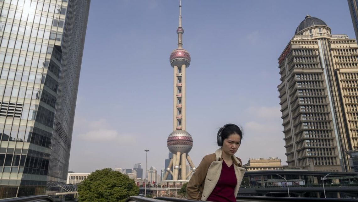 日経平均は「ほぼ4万円」に到達。だが過熱感もして中国の「不動産バブル崩壊」など不安要素も少なくない。今後はどうなるのだろうか（写真：ブルームバーグ）