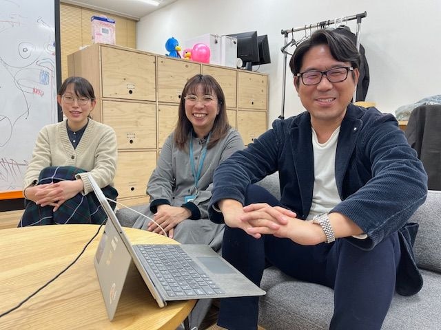 岡本拓也さん（右）とスタッフ（筆者撮影）