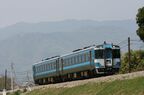 特急「剣山」。キハ185系はJR化後に緑帯から水色帯に
