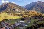 麓の集落を駆け抜ける。住民が集まっているのが見える