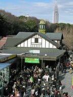 初詣客でにぎわう正月の原宿駅
