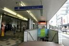 地下街のアゼリアへ降りる階段。「京浜急行線」の