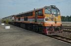 ラオスでタイへの出発を待つタイ国鉄の列車