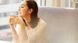おだやかな笑顔を見せる女性