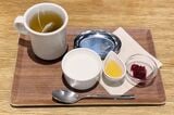 小さめサイズのトレイには、ドリンクとヨーグルト、ジャム、はちみつ。ティーバッグを乗せるシルバーの茶殻受けがかわいい（筆者撮影）