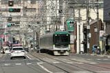 県道の併用軌道を上ってきた太秦天神川行き（記者撮影）