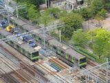 田町駅付近を走る山手線の電車＝2025年4月（沿線のビル屋上から協力を得て記者撮影）