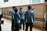 荷物運搬の段取りについて打ち合わせするスタッフたち（記者撮影）