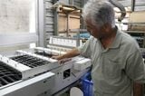 製品化のプロセスで使っている機械を説明する宮城社長（筆者撮影）