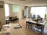 2015年5月から2019年7月まで借りていた、六本木の自宅リビングルームのセミナー仕様バージョン。家全体は144㎡、リビングは36畳、島形式で受講生15名までのセミナーが開催できた（写真：立花さん提供）