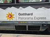 ゴッタルド・パノラマ・エクスプレスの車体に書かれたロゴマークにはスイスの国旗が描かれている。実はあとでこの国旗に関連するパフォーマンスを見せてもらうことになる（写真：筆者撮影）