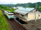 夕張線（廃線）の鹿ノ谷駅に停車するキハ40形（撮影：南正時）