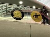 キングスクロス駅170年と「フライング・スコッツマン」の誕生100周年を祝うロゴが並ぶ（筆者撮影）