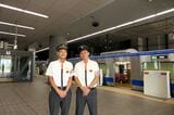 南海電鉄・和泉中央駅長の置田裕彦さん（左）と運輸車両部（サービス担当）上級主任の鎌倉公輔さん（記者撮影）