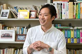 髙橋哲（たかはし・さとし）埼玉大学 教育学部 准教授日本学術振興会特別研究員、中央学院大学専任講師、コロンビア大学客員研究員（フルブライト研究員）などを経て現職。專門は教育法学。近著に『聖職と労働のあいだ ――「教員の働き方改革」への法理論』（岩波書店）。そのほか『現代米国の教員団体と教育労働法制改革――公立学校教員の労働基本権と専門職性をめぐる相克』（風間書房）、共著に『迷走する教員の働き方改革――変形労働時間制を考える』（岩波ブックレット）、共訳書にジャック・ジェニングズ『アメリカ教育改革のポリティクス――公正を求めた50年の闘い』（東京大学出版会）、分担執筆に日本教育法学会編『コンメンタール教育基本法』（学陽書房）など多数（撮影：風間仁一郎）