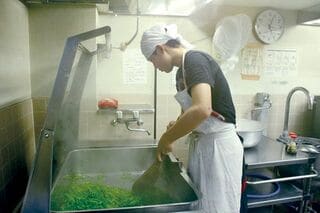寮の朝ごはんや昼食は生徒たちが自分で作る