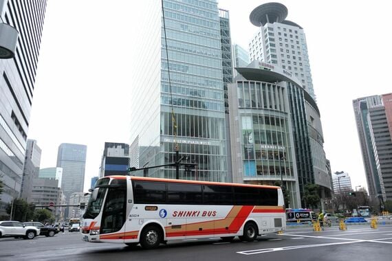大阪駅JR高速バスターミナルを出発し、梅田の街を抜ける中国ハイウェイバスの車両