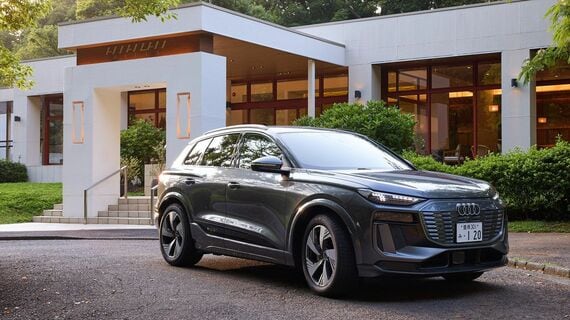 新しい意匠のグリルをが特徴的で全体にスポーティな造型（写真：アウディジャパン）