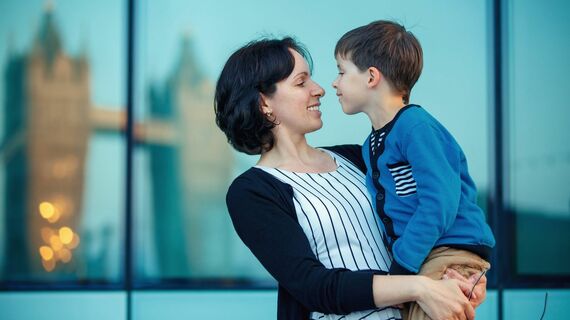 イギリスで子育てをする女性のイメージ