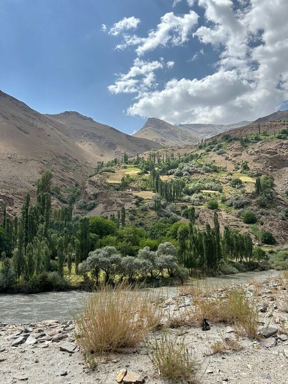 対岸のアフガニスタンの風景