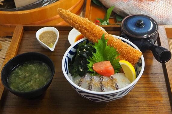 九州地区大会グランプリの「天然穴子のフライと天然真鯛の茶漬け丼」（筆者撮影）