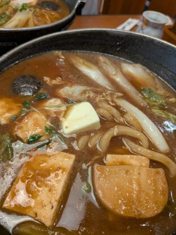 バターをトッピングしたうどん