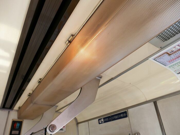 減光した状態の照明。尾瀬方面などの夜行列車に