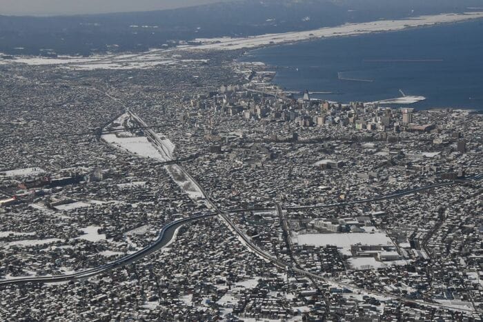 中央奥が青森駅。左上から右下に青い森鉄道が走る