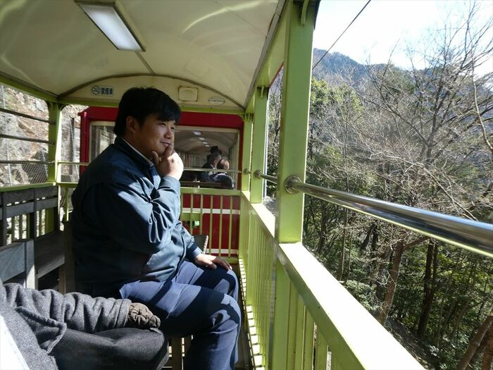 移動中も缶バッジのネタを考えているという梶山さん