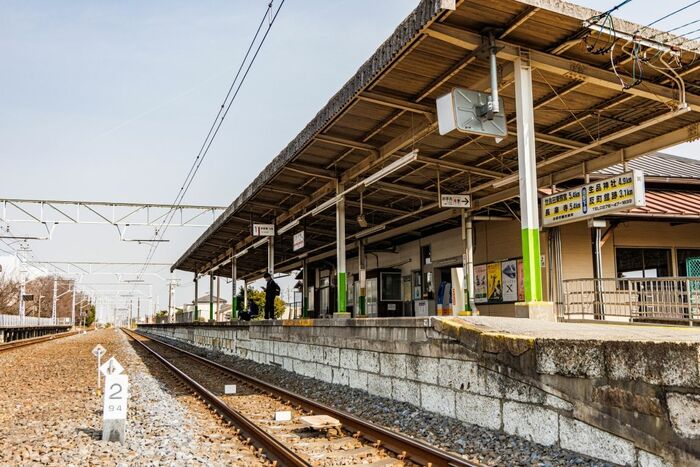 大谷石を使った木崎駅のホーム