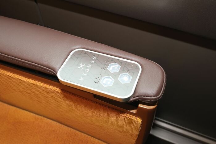 リクライニングなどの操作は電動