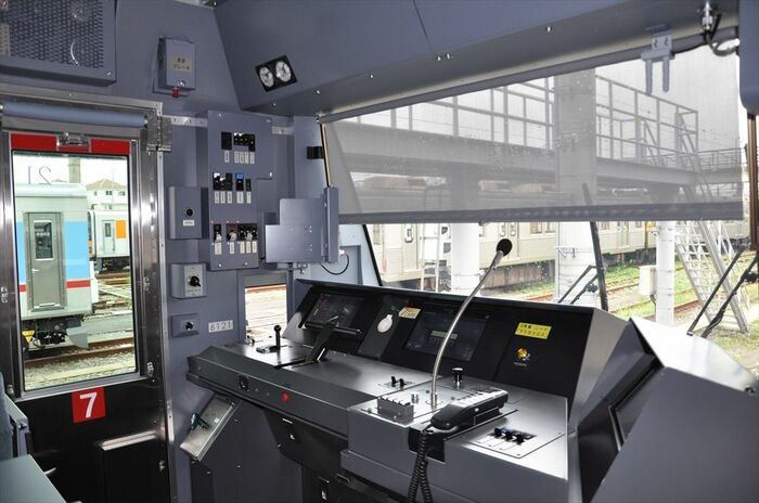 大井町線6020系の運転台。3020系より機器が少ない