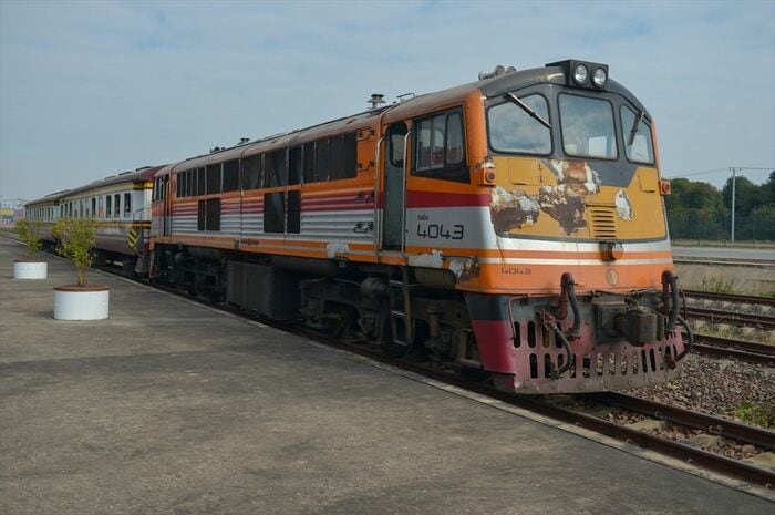 ラオスでタイへの出発を待つタイ国鉄の列車