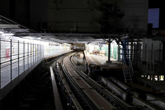 旧降車ホーム（左）は乗り換え通路として使われる