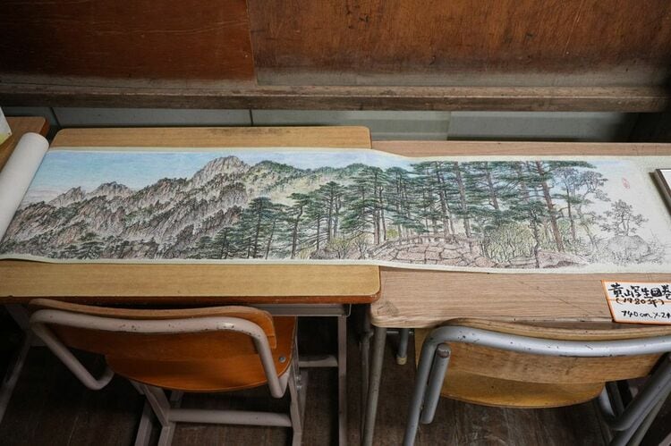 作家さんの絵画 画像 | 限界集落の廃校で絵を描き続ける85歳彼の人生​ ​​活動