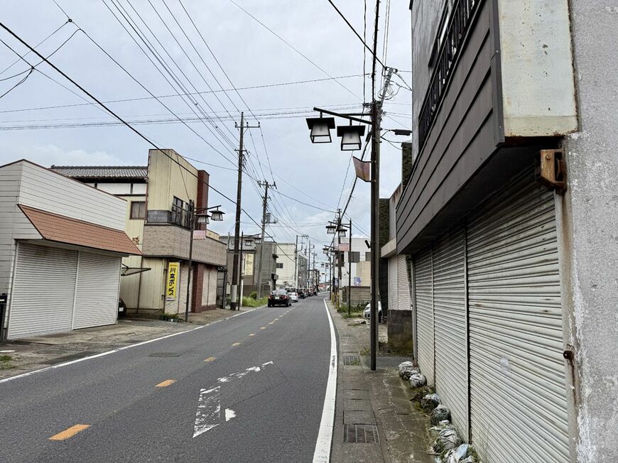 「小見川アピオ」から小見川駅に続く商店街はシャッター街（写真：筆者撮影）
