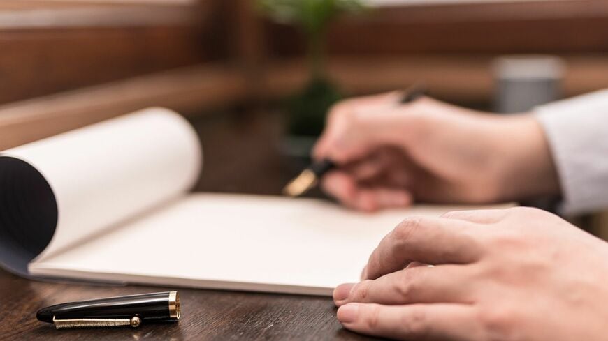 事業承継・相続はなぜ難しいのか？ 一度分散した株への対応について、「長男」が弟妹へつづった手紙とともに紹介します（写真：Graphs／PIXTA）