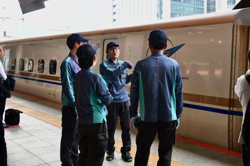 荷物運搬の段取りについて打ち合わせするスタッフたち（記者撮影）