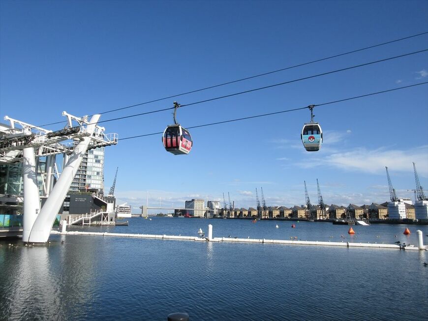 テムズ川を渡るゴンドラ＝ローヤルドックス駅にて（筆者撮影）