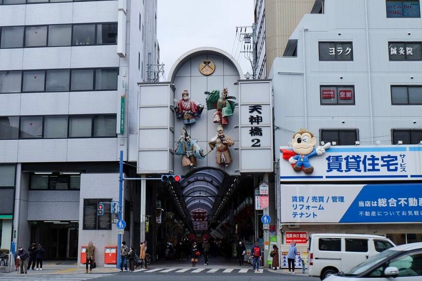 天神橋筋商店街のアーケード入り口に飾られた色鮮やかな御迎人形のレプリカ。天神祭になると船に高く掲げて神霊を迎えた（写真：筆者撮影）