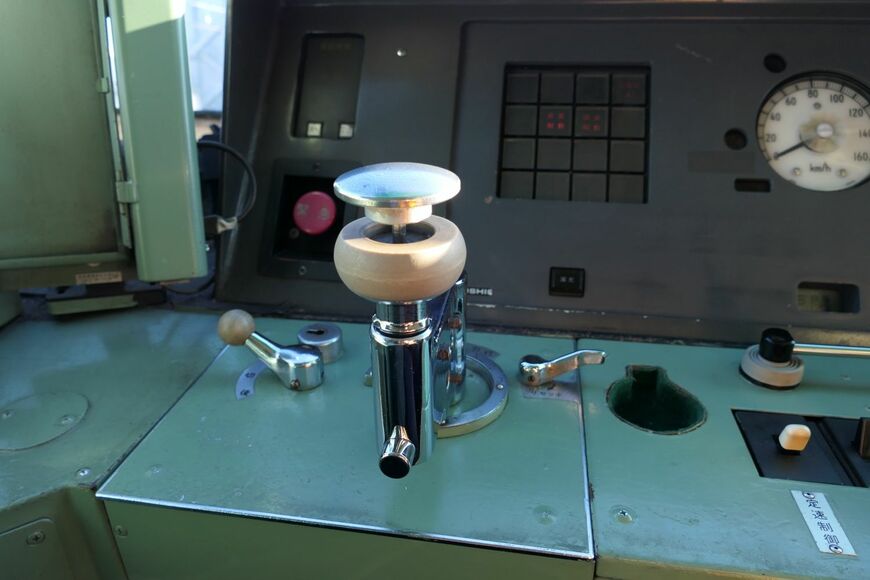 主幹制御器（マスコン）を左手で操作する（記者撮影）