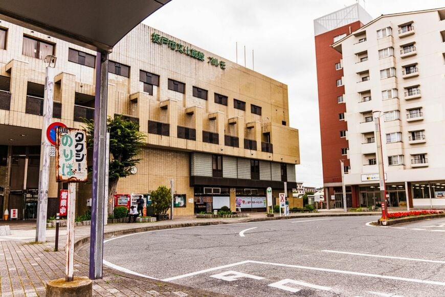 北坂戸駅東口。昔ながらの「タクシーのりば」の看板と、奥には坂戸市文化施設（撮影：鼠入昌史）