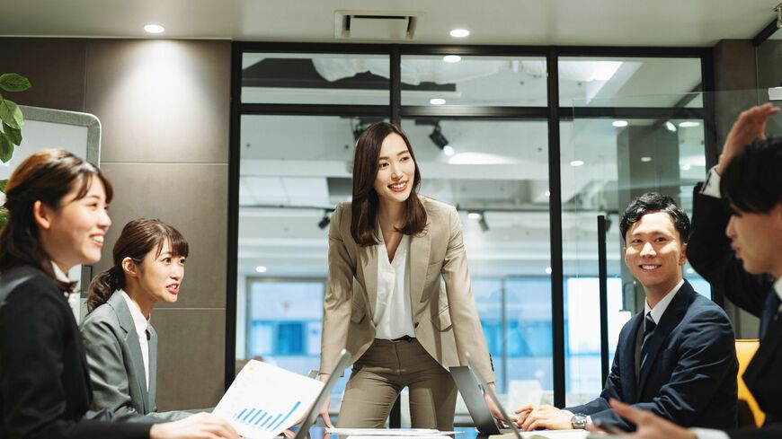 新卒採用で女性を積極的に採用している企業って？（写真：EKAKI／PIXTA）