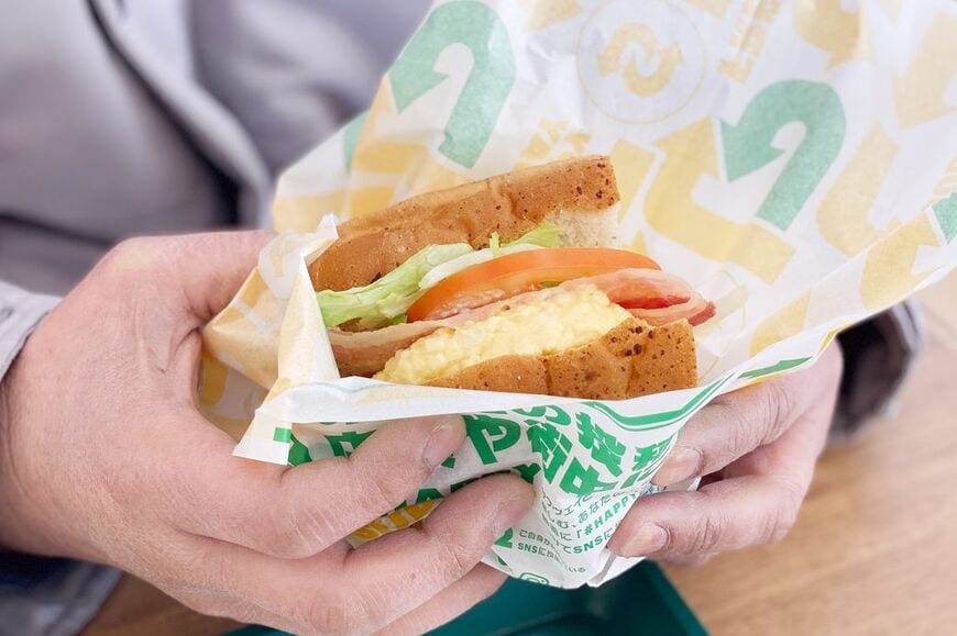 目においしそうな、黄色緑赤といろどりもよいグッドルッキングなサンドイッチ（写真：著者撮影）