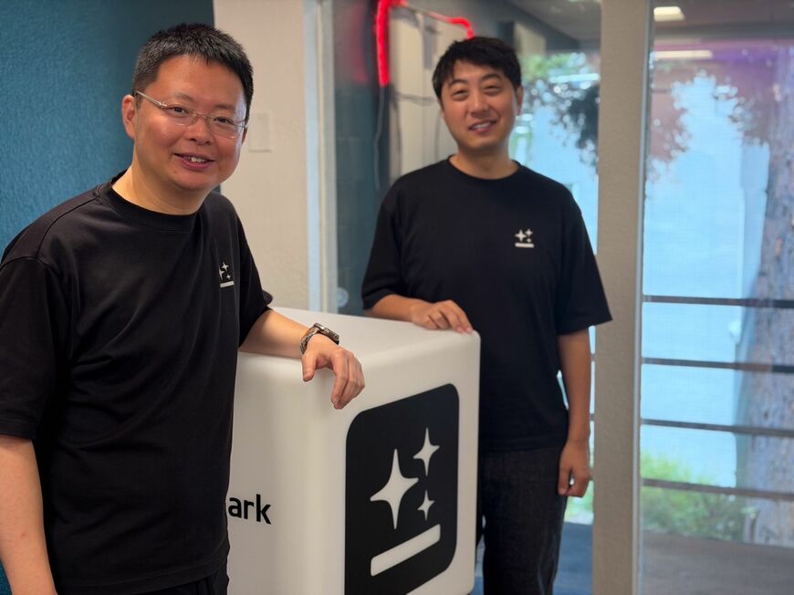 日本の漫画が大好きだというCTOのカイ・ジュー氏（左）はアップル、グーグル、マイクロソフトを渡り歩いたAI業界の大御所、カイフ・リーがその才能を見初めてグーグルに引き入れた人物。CEOのエリック・ジンはマイクロソフトで検索エンジン「Bing」を開発していた（写真：筆者撮影）